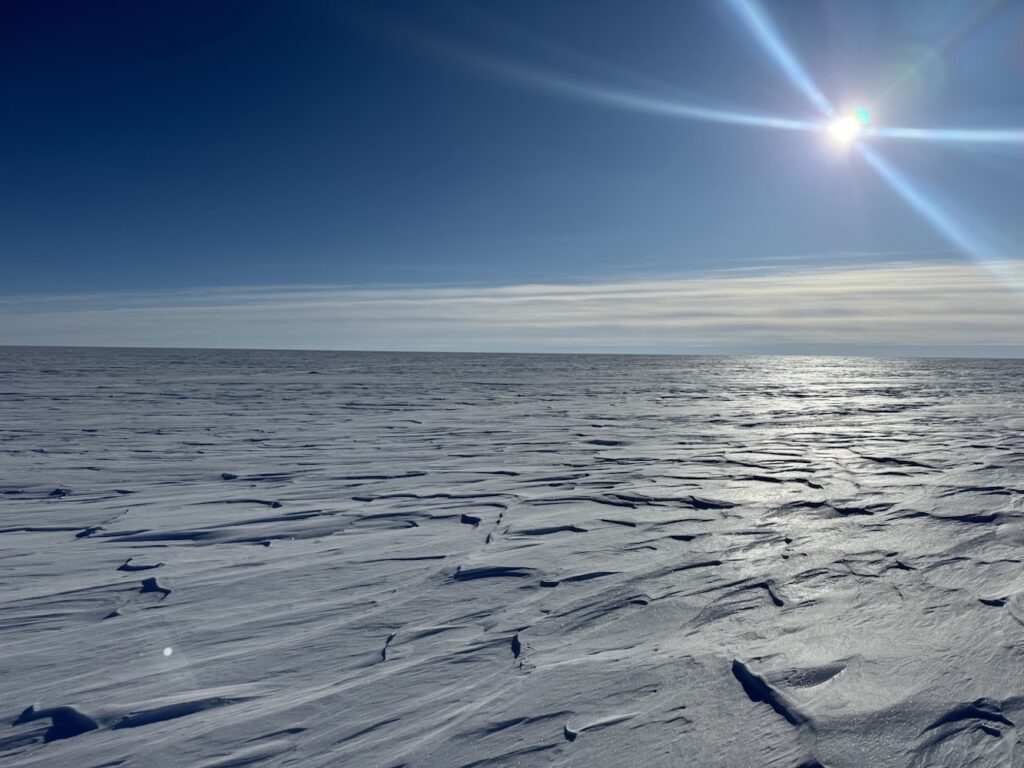 The geometric wind patterns on the flat Greenland Icecap